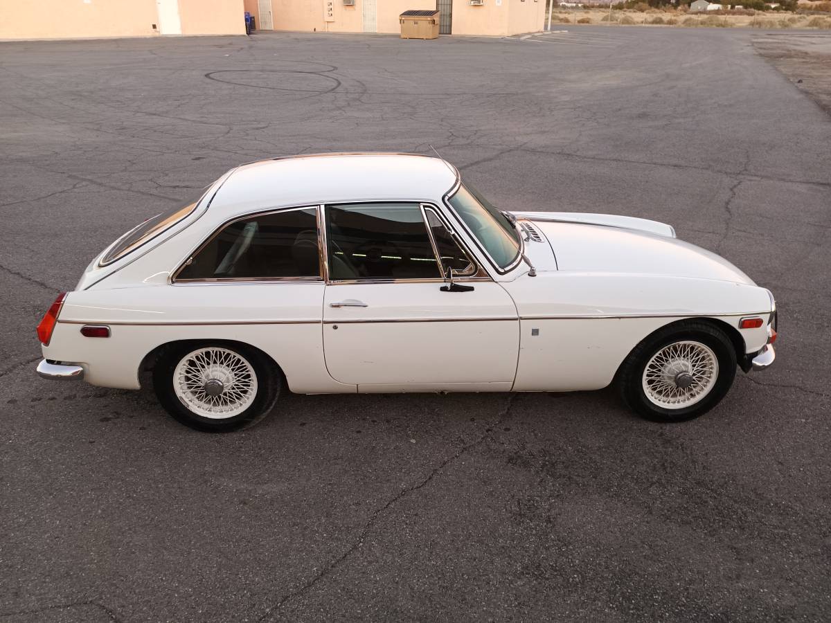 Mg-mgb-gt-1970-white-8