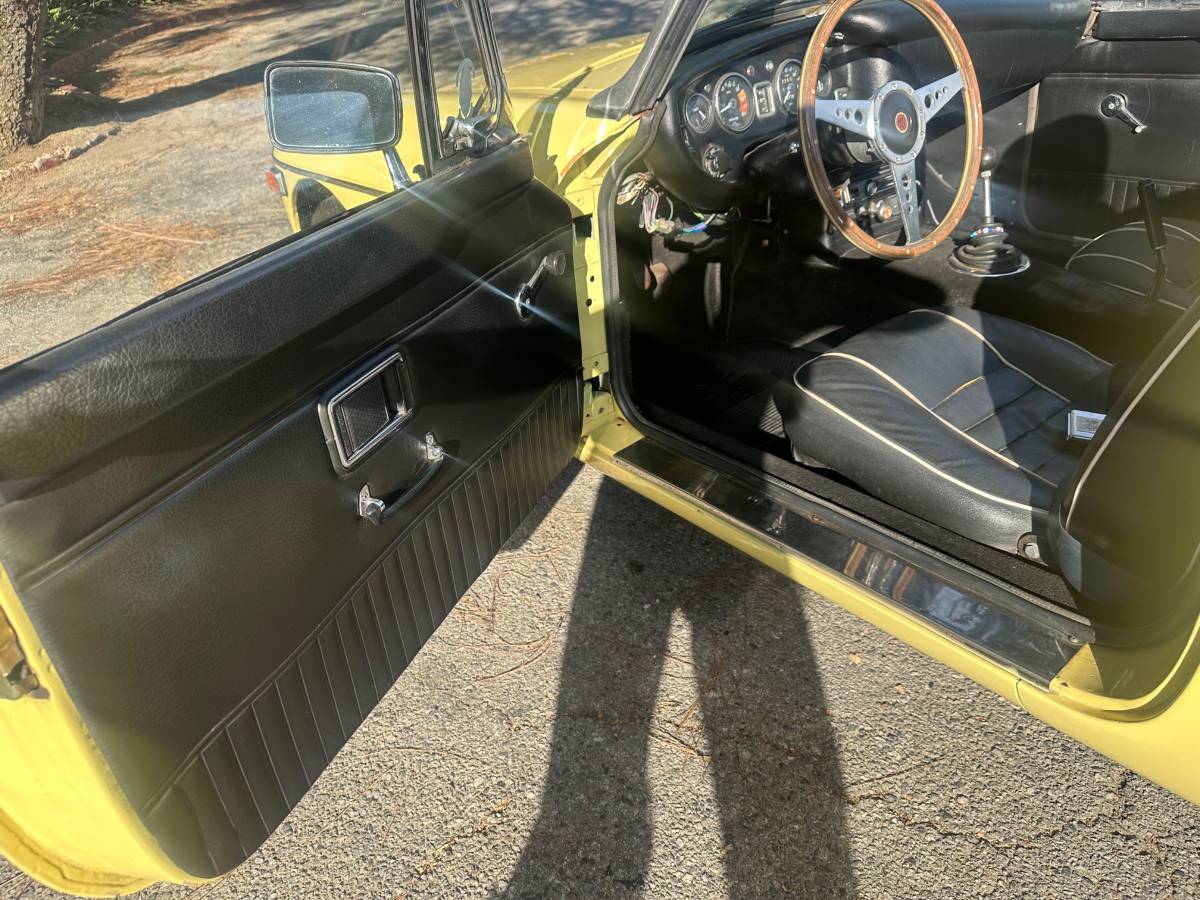 Mgb-convertible-1970-yellow-8