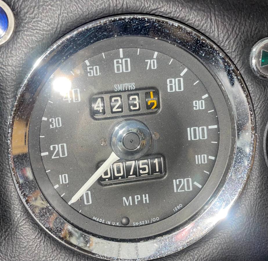 Mgb-convertible-1972-green-11