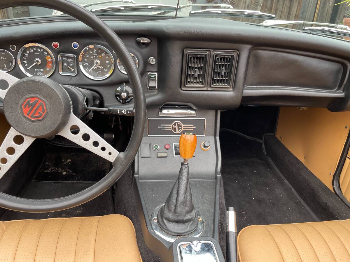 Mgb-convertible-1972-green-8