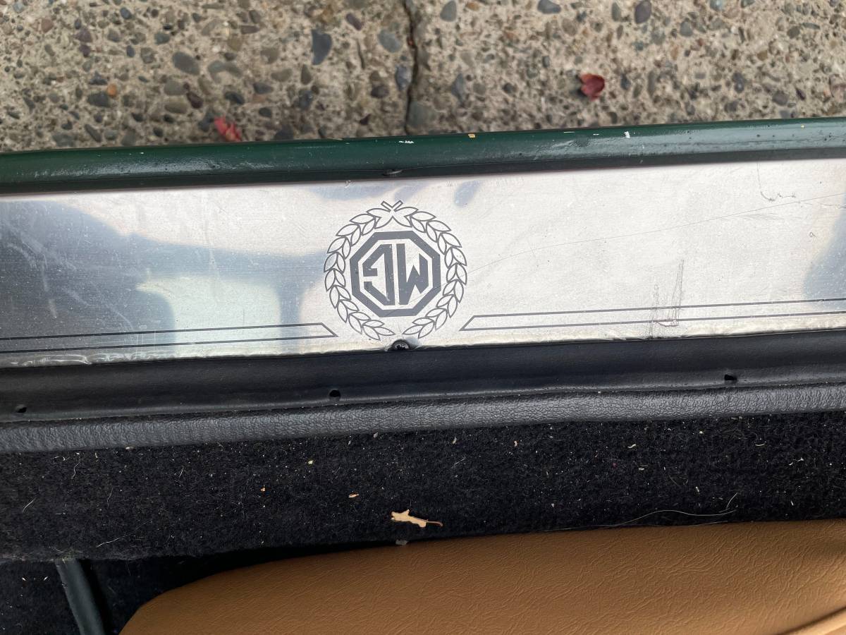 Mgb-convertible-1972-green-9