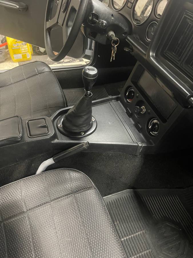 Mgb-convertible-1978-silver-12