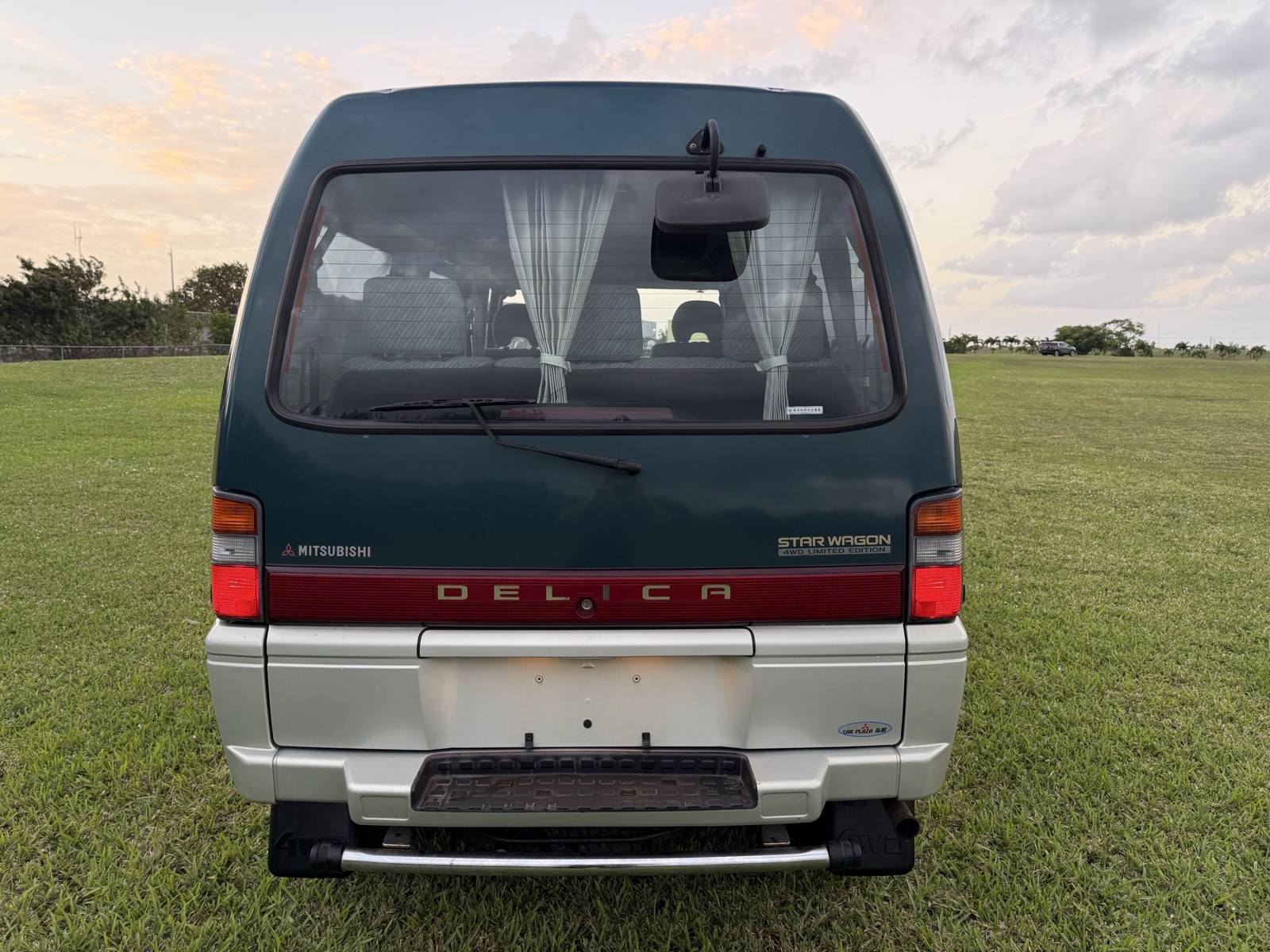 Mitsubishi-Delica-1996-Minivan-11