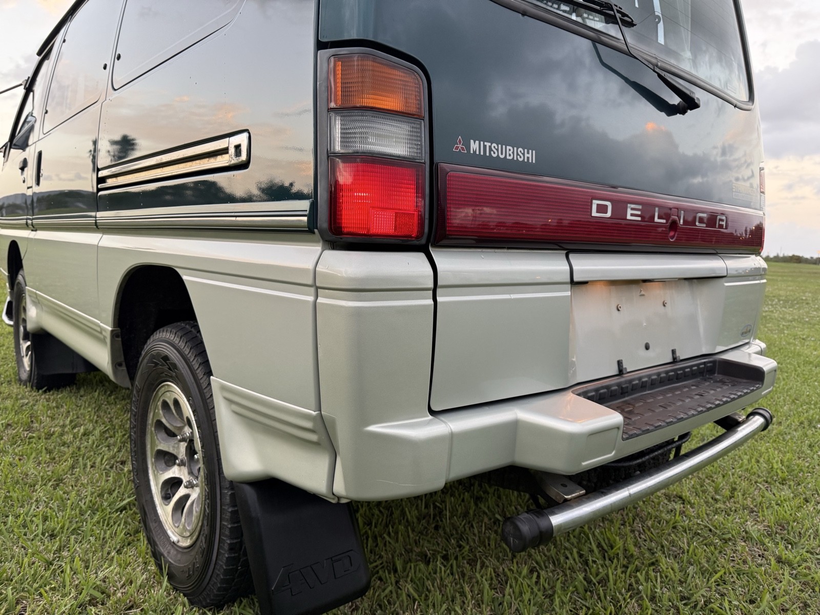 Mitsubishi-Delica-1996-Minivan-13