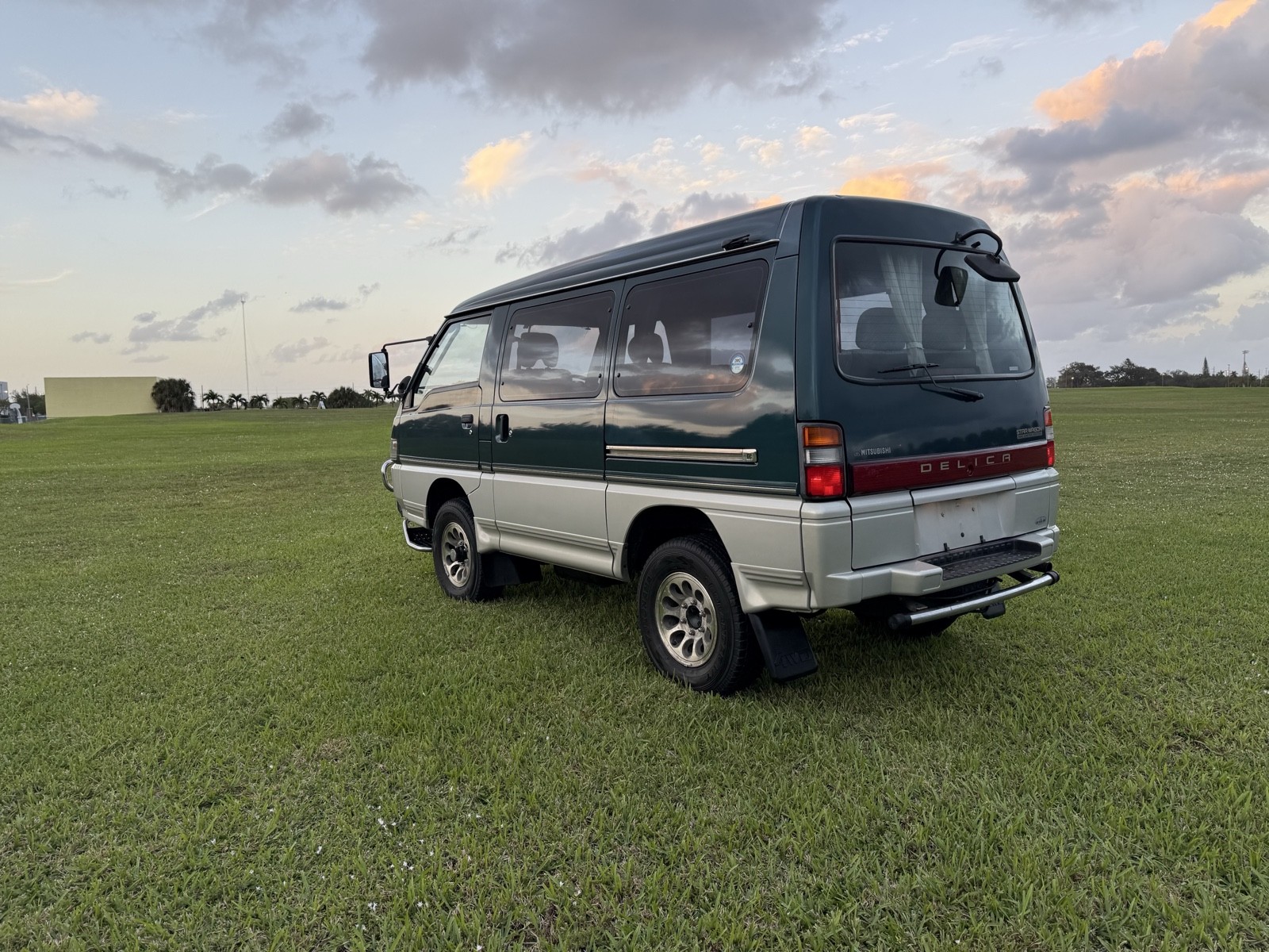 Mitsubishi-Delica-1996-Minivan-2