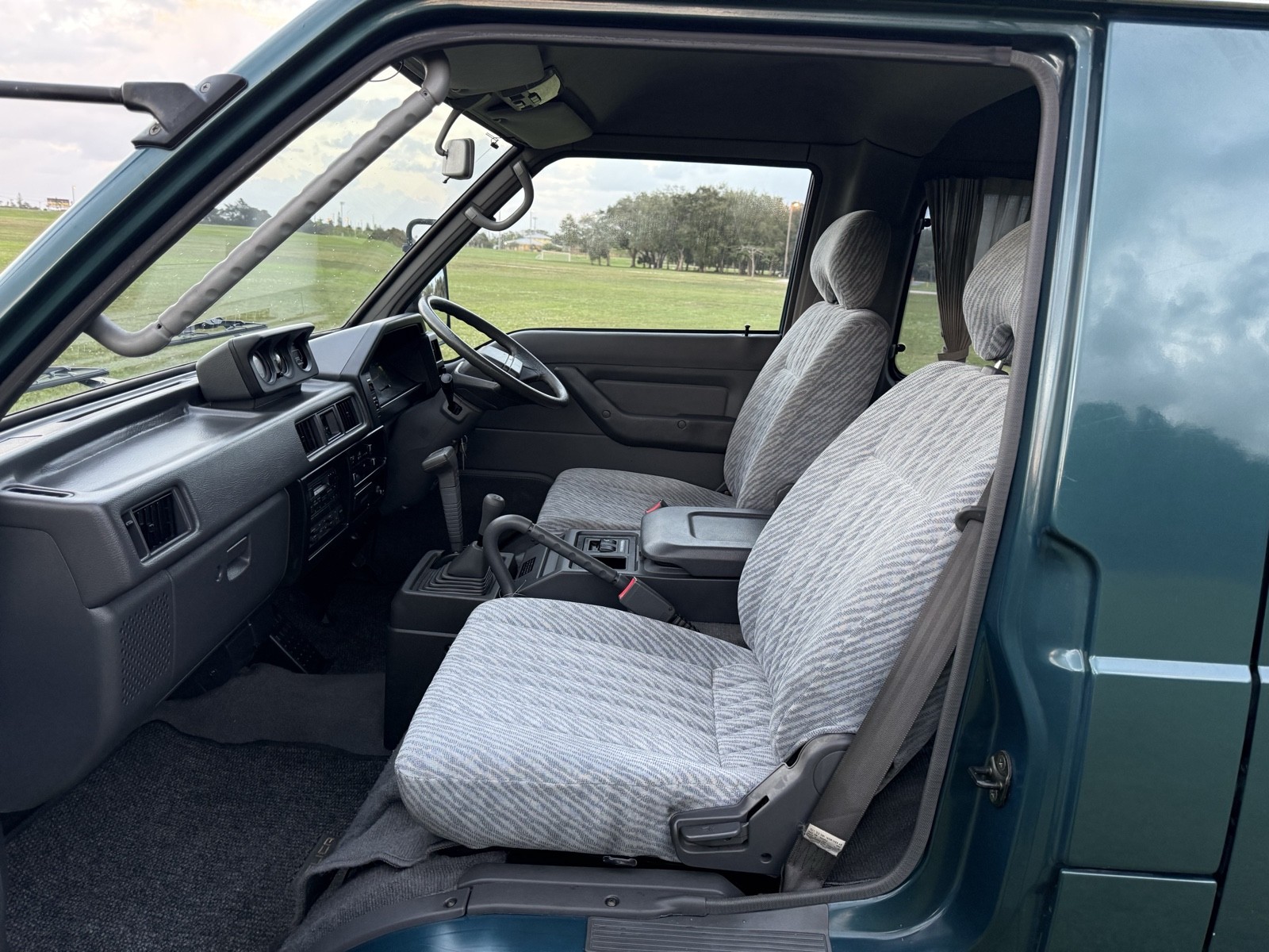 Mitsubishi-Delica-1996-Minivan-23