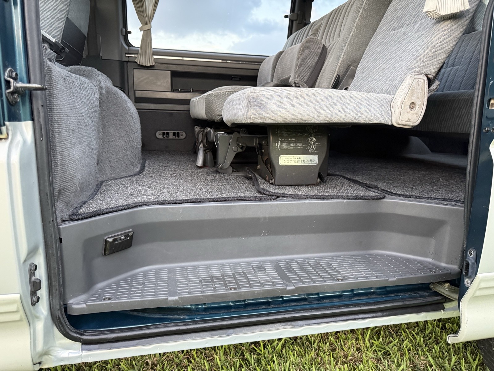 Mitsubishi-Delica-1996-Minivan-24