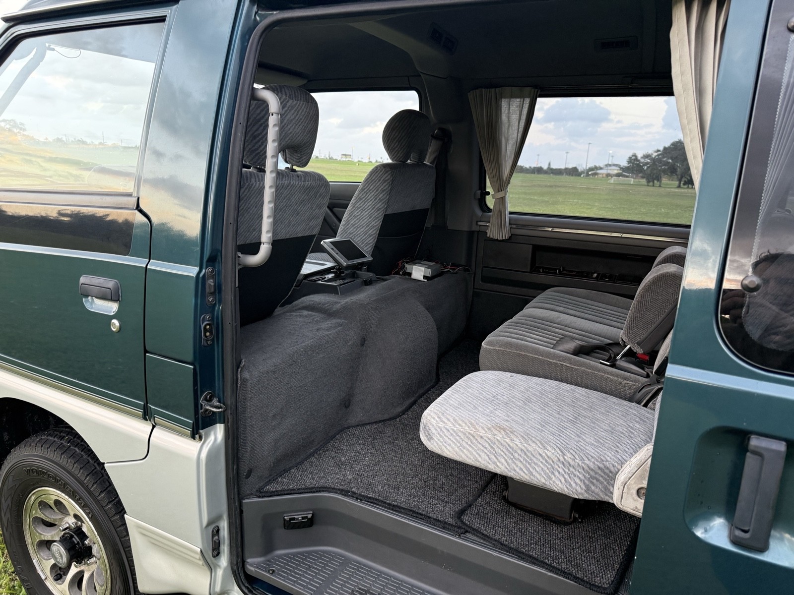 Mitsubishi-Delica-1996-Minivan-27