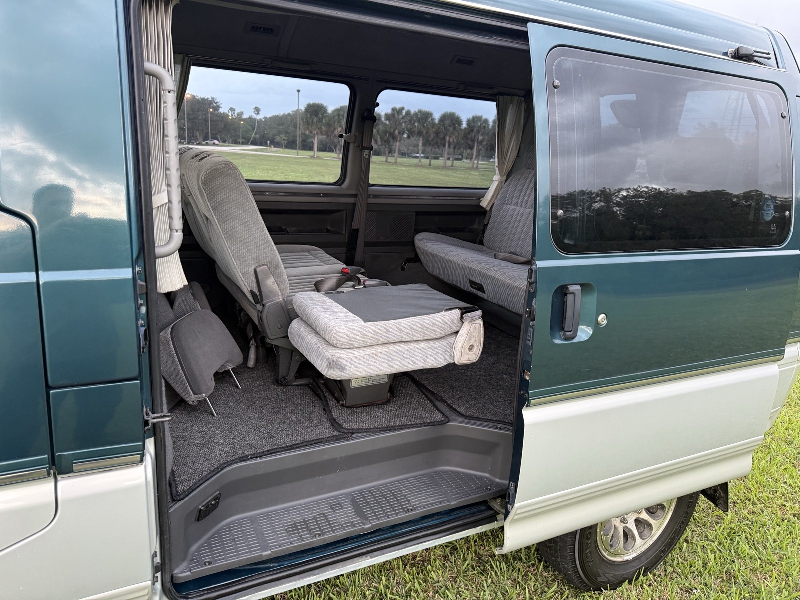 Mitsubishi-Delica-1996-Minivan-28