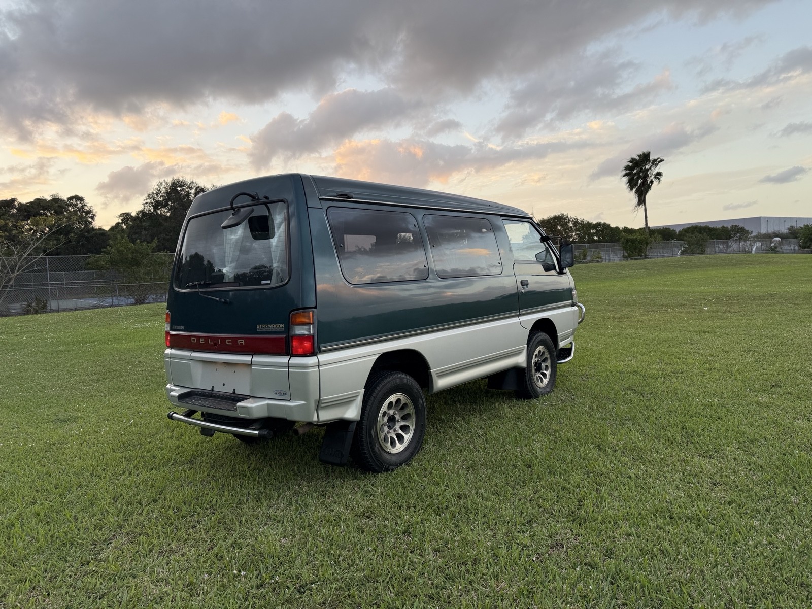 Mitsubishi-Delica-1996-Minivan-3