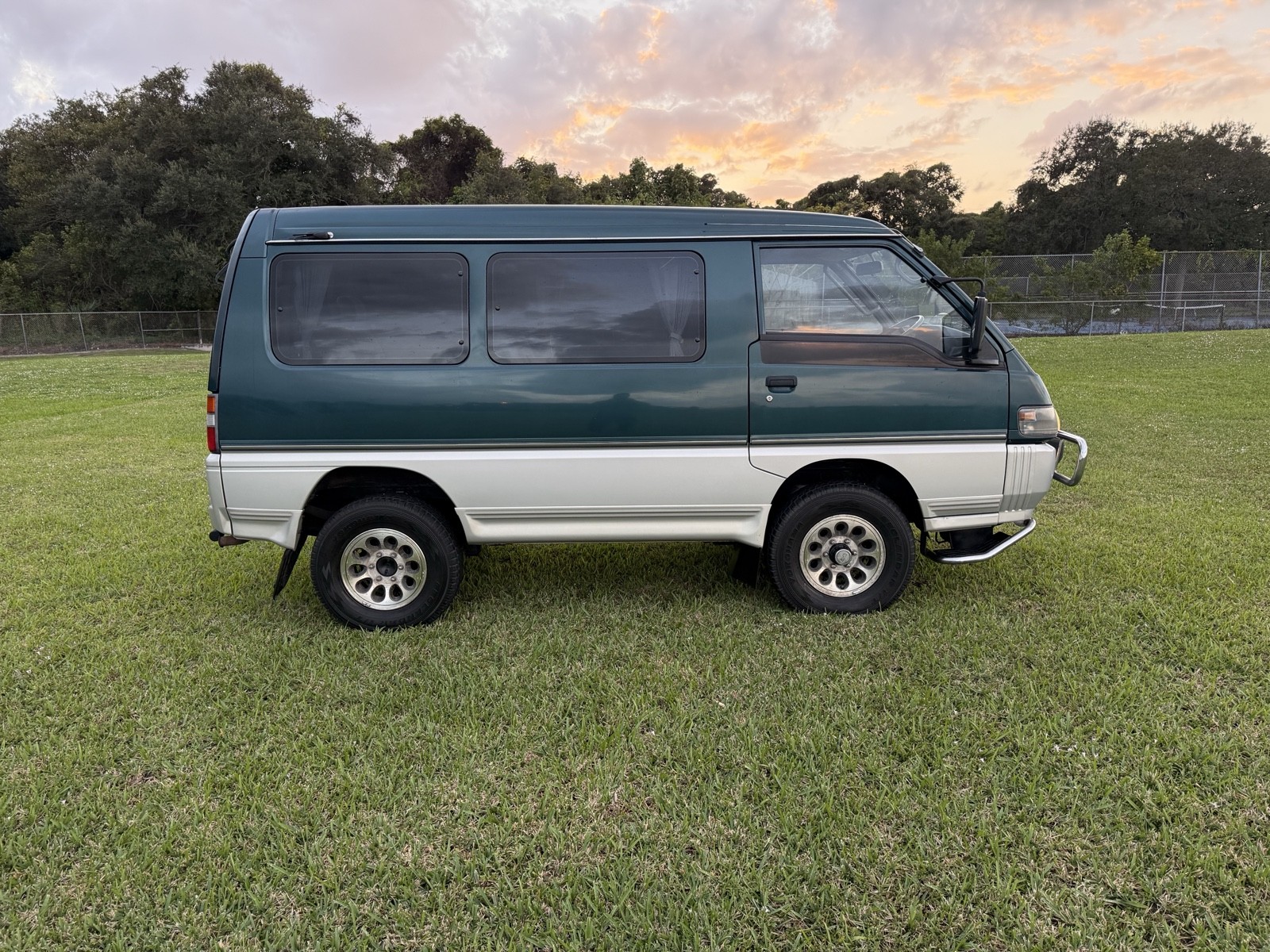 Mitsubishi-Delica-1996-Minivan-4