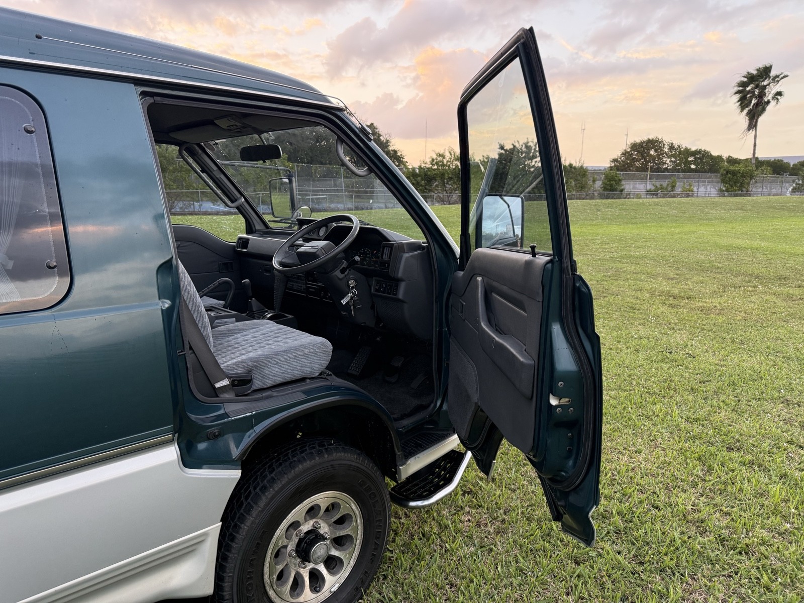 Mitsubishi-Delica-1996-Minivan-8