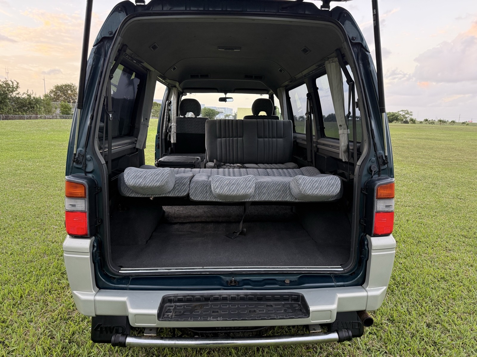 Mitsubishi-Delica-1996-Minivan-9