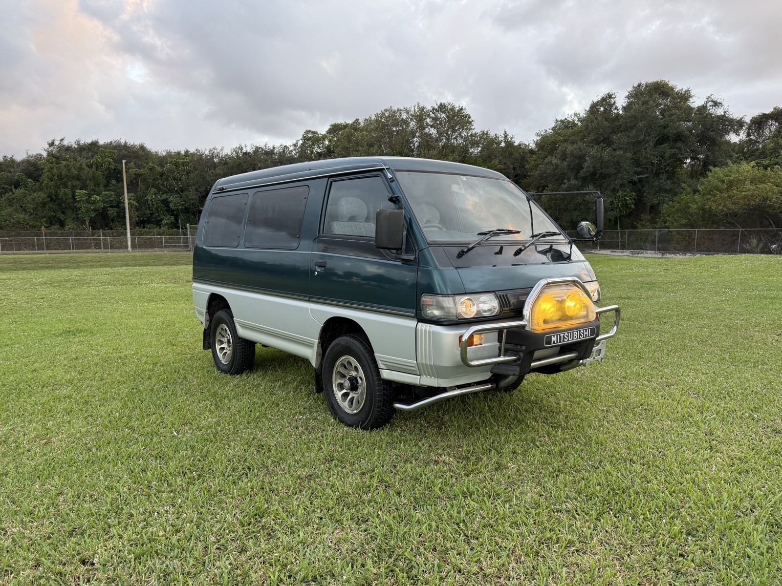 Mitsubishi-Delica-1996-Minivan