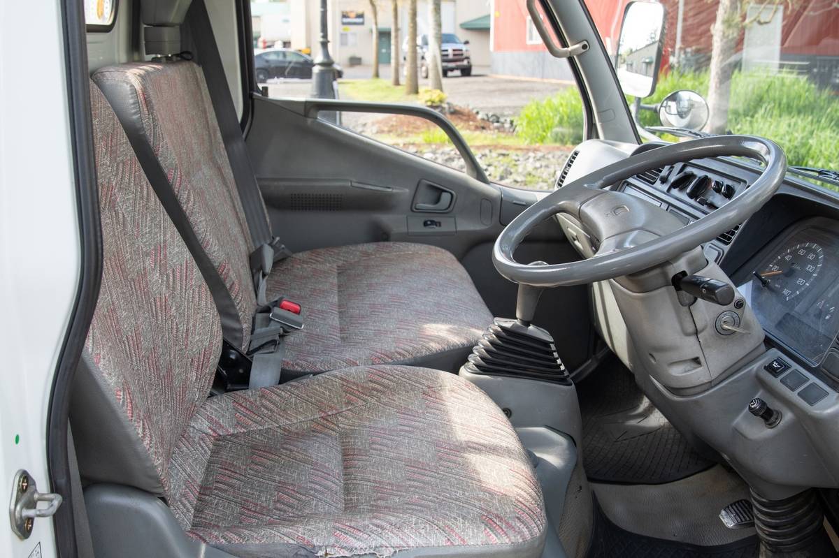 Mitsubishi-diesel-1996-white-12