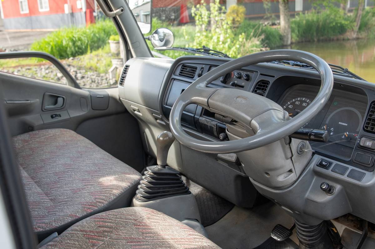 Mitsubishi-diesel-1996-white-17