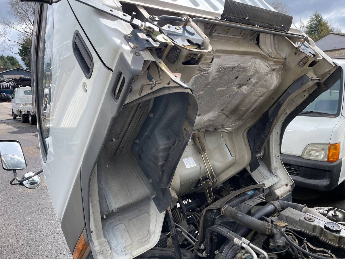 Mitsubishi-diesel-1996-white-26