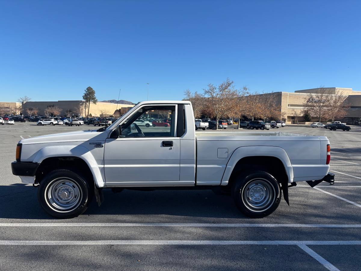 Mitsubishi-mighty-max-4x4-1992-white-1
