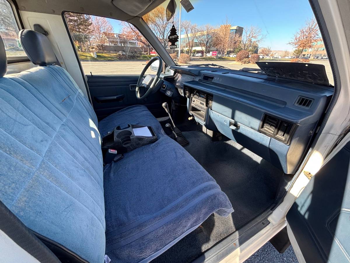 Mitsubishi-mighty-max-4x4-1992-white-10