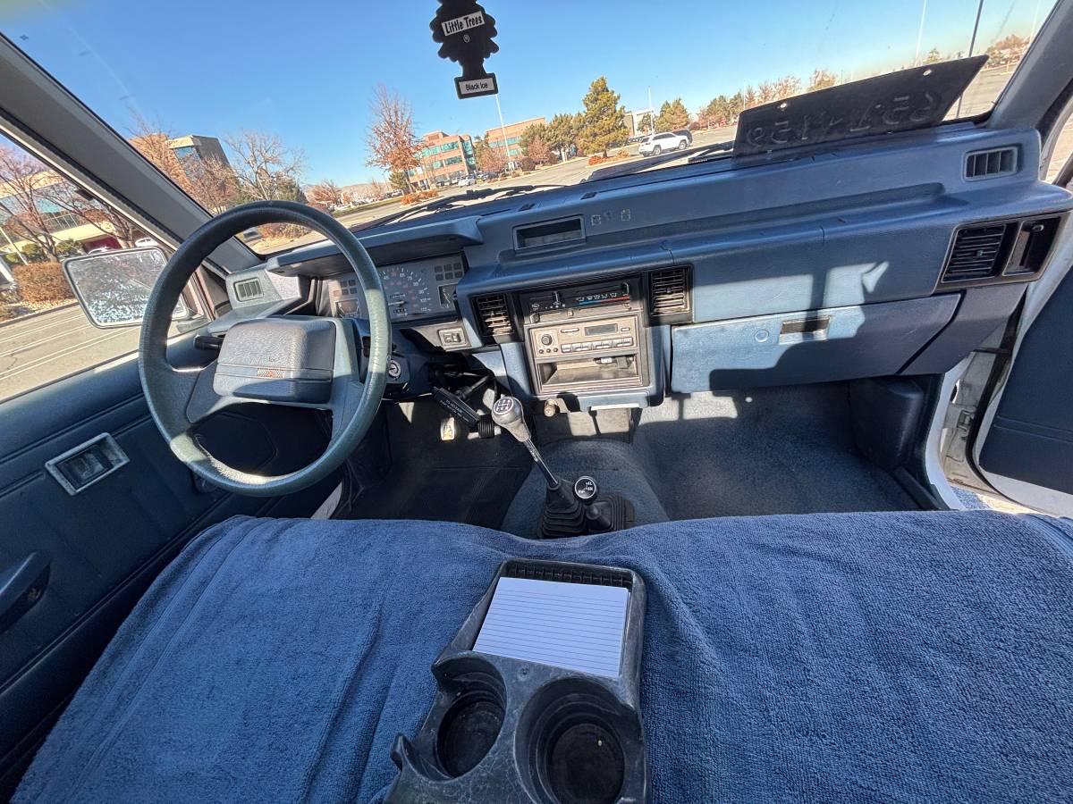 Mitsubishi-mighty-max-4x4-1992-white-11