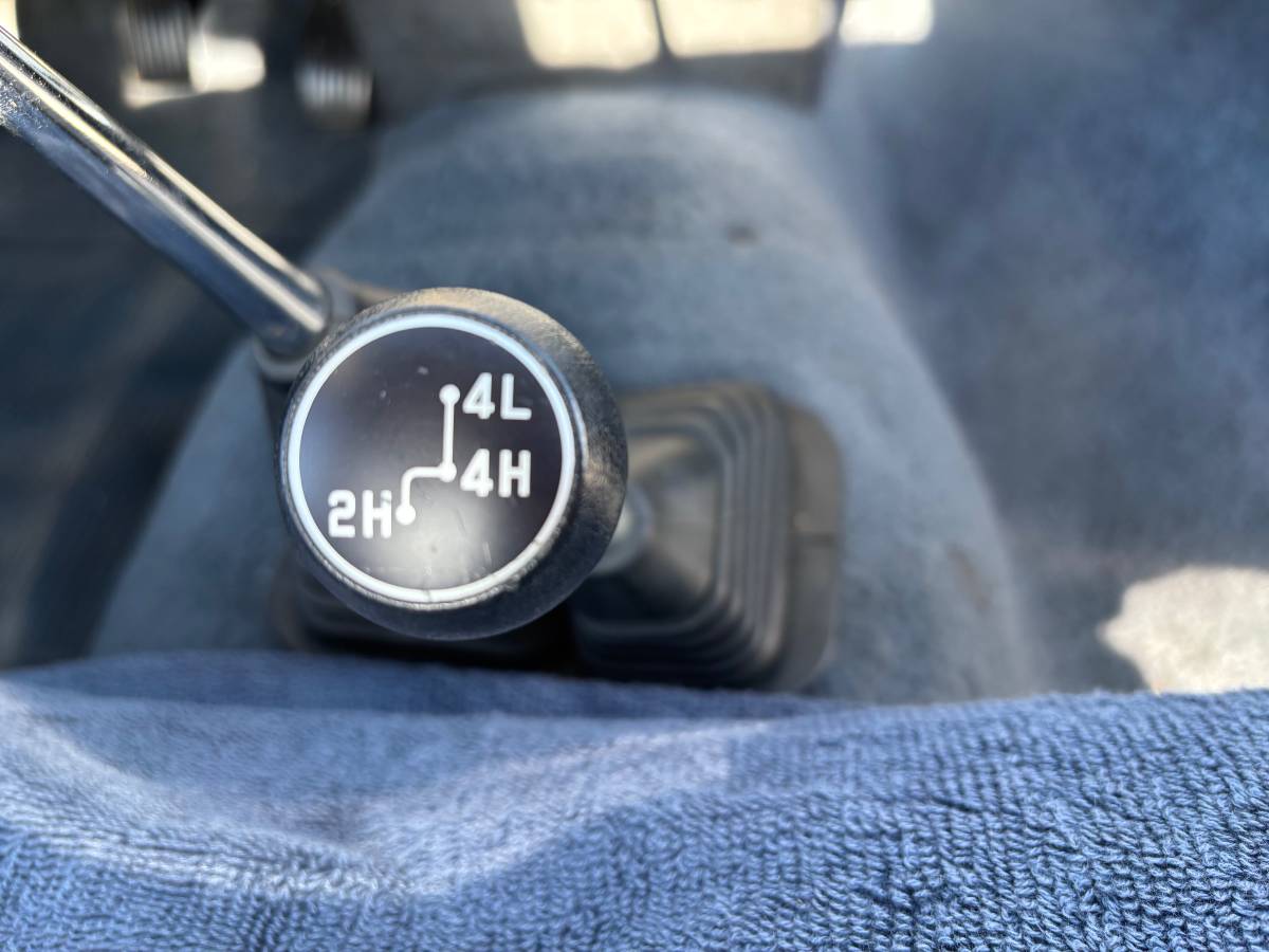 Mitsubishi-mighty-max-4x4-1992-white-12