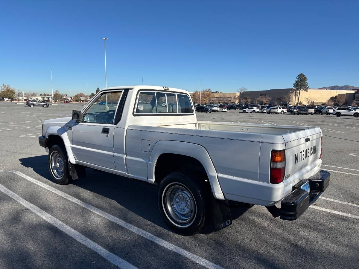 Mitsubishi-mighty-max-4x4-1992-white-2