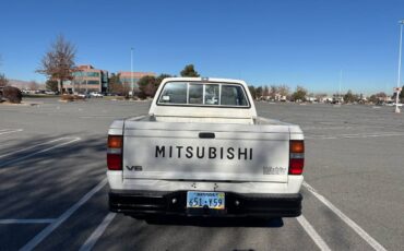 Mitsubishi-mighty-max-4x4-1992-white-3