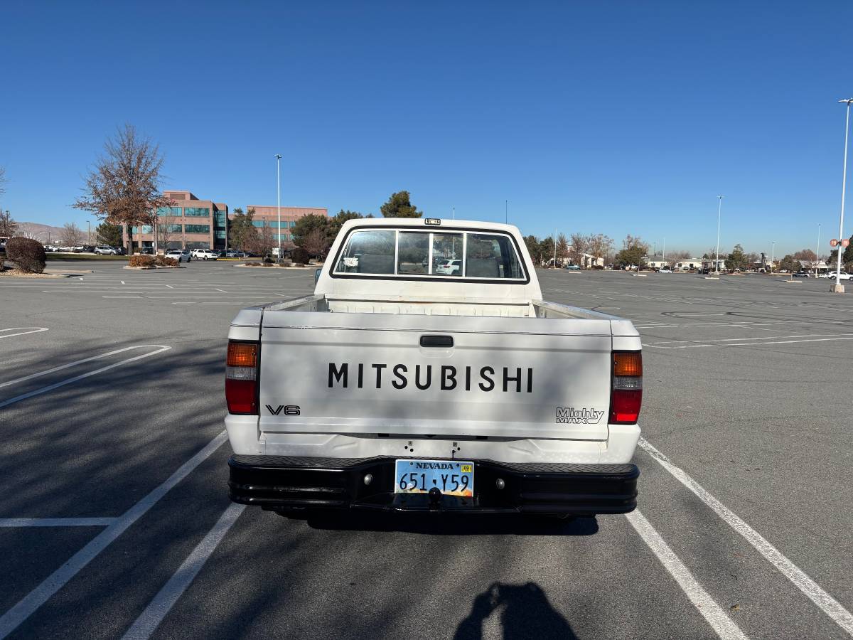 Mitsubishi-mighty-max-4x4-1992-white-3