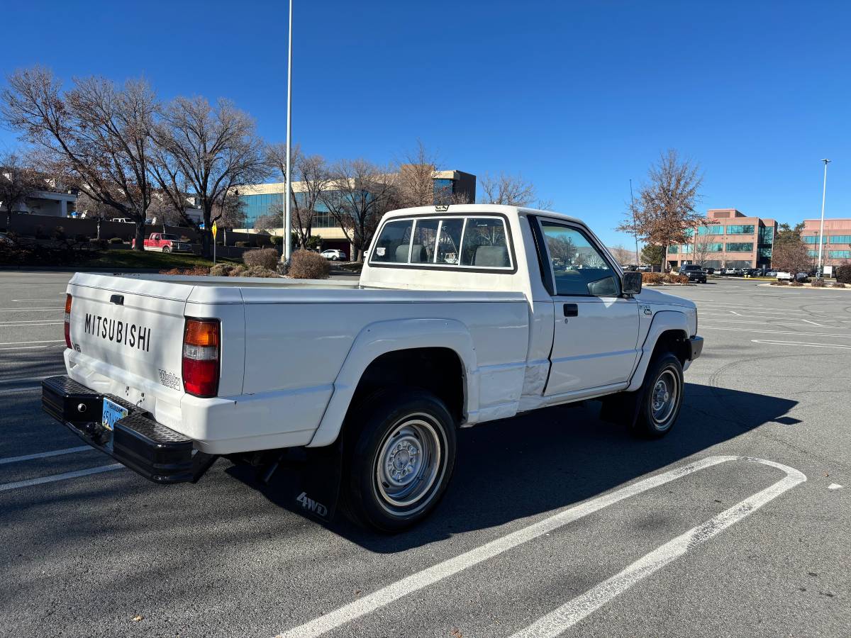 Mitsubishi-mighty-max-4x4-1992-white-4