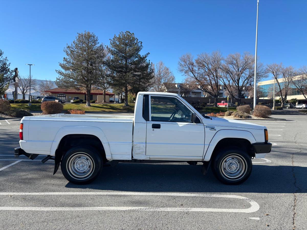 Mitsubishi-mighty-max-4x4-1992-white-5