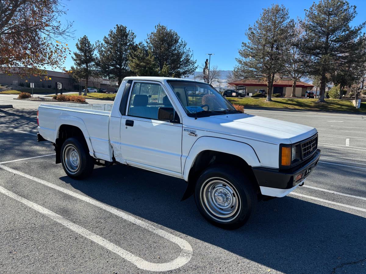 Mitsubishi-mighty-max-4x4-1992-white-6