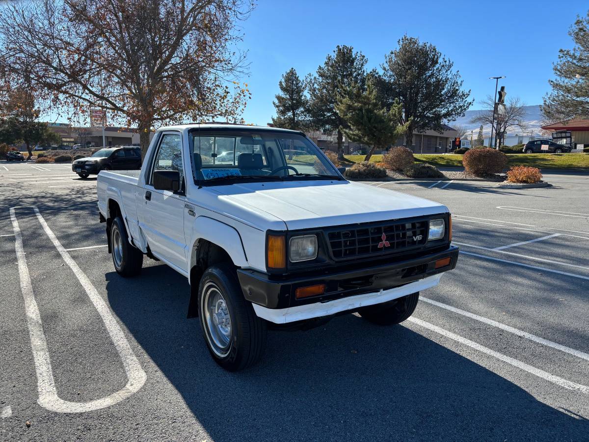 Mitsubishi-mighty-max-4x4-1992-white-7