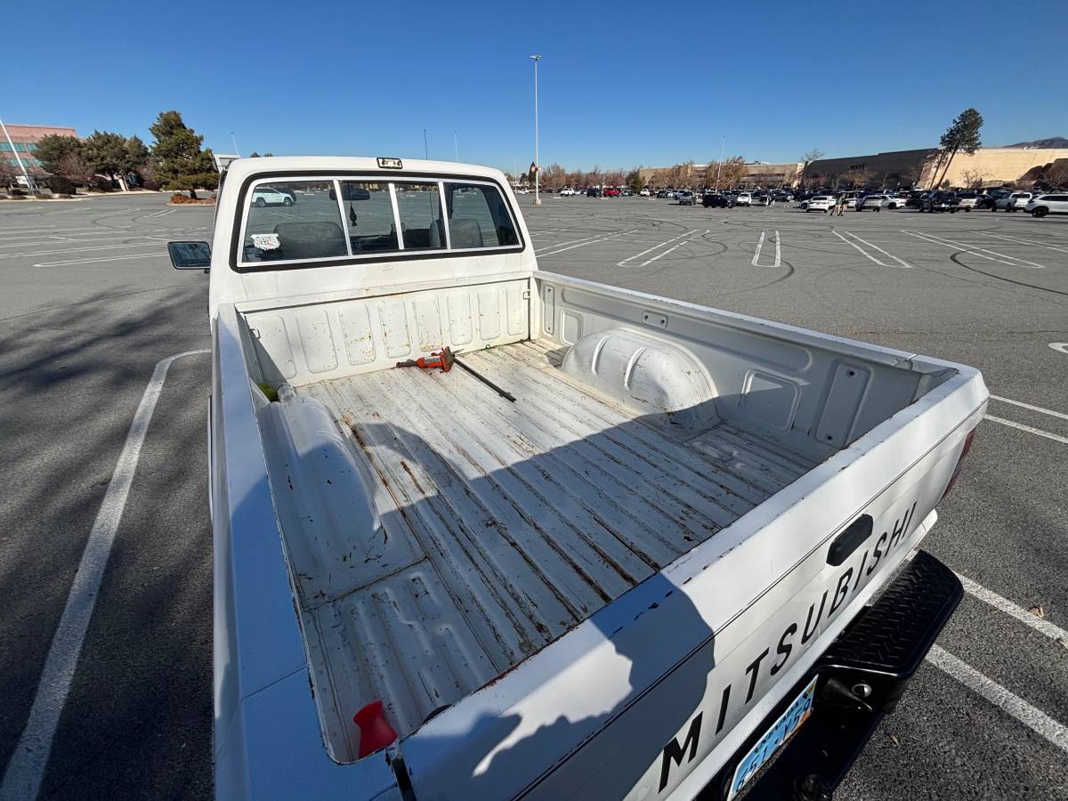 Mitsubishi-mighty-max-4x4-1992-white-8