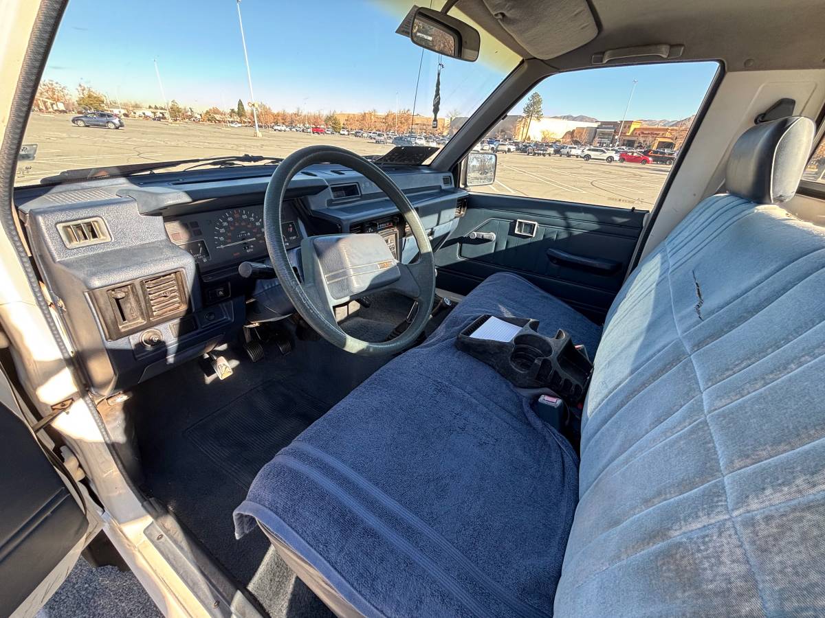 Mitsubishi-mighty-max-4x4-1992-white-9