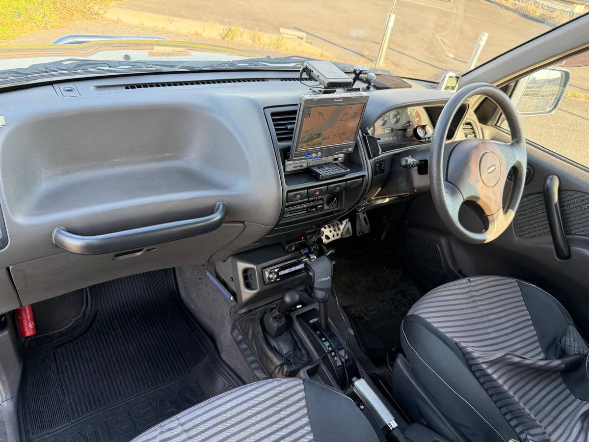 Nissam-mistral-diesel-1995-green-9