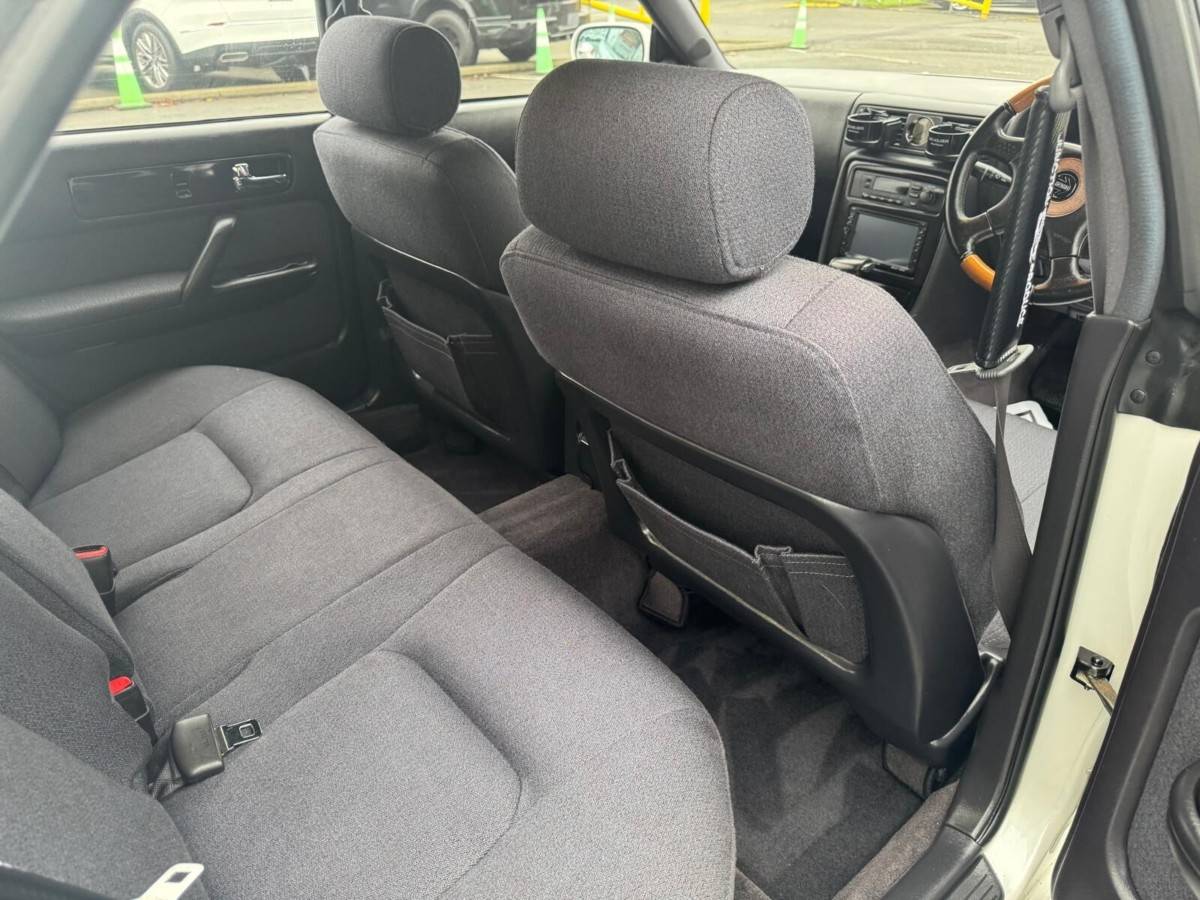 Nissan-cedric-rhd-1992-12