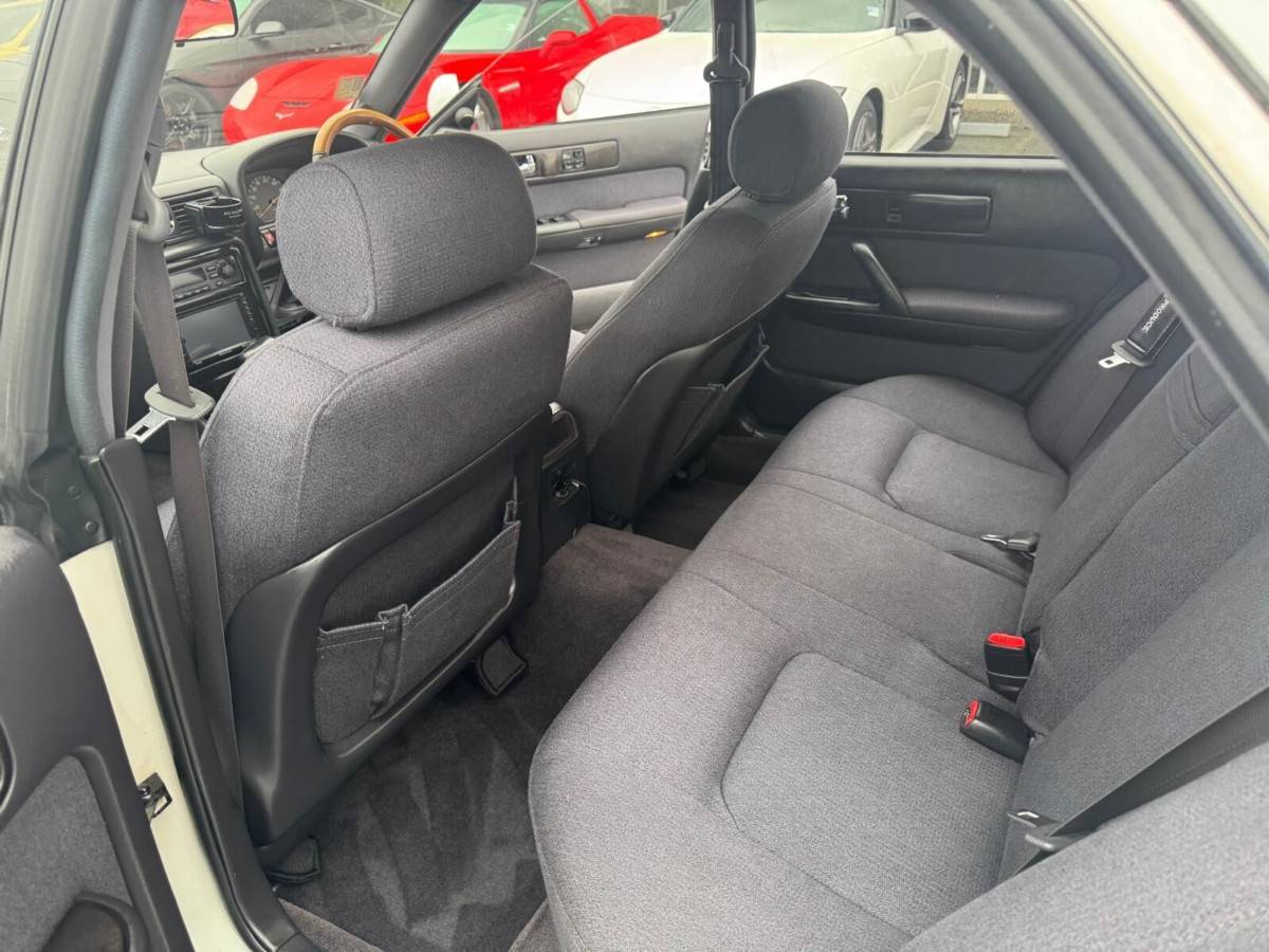 Nissan-cedric-rhd-1992-13