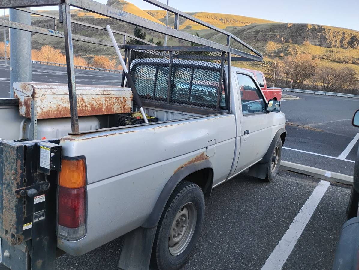 Nissan-d21-hardbody-1988-grey-1