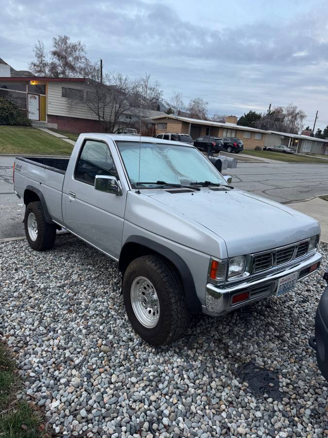 Nissan-d21-hardbody-1996-grey-1