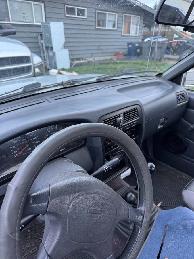 Nissan-d21-hardbody-1996-grey-10