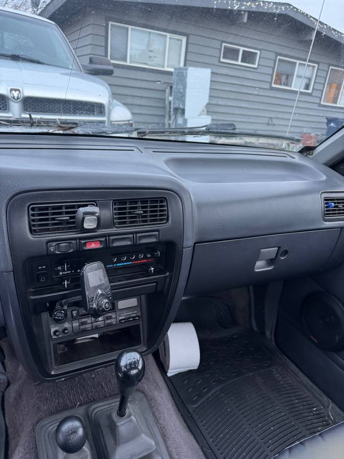 Nissan-d21-hardbody-1996-grey-11