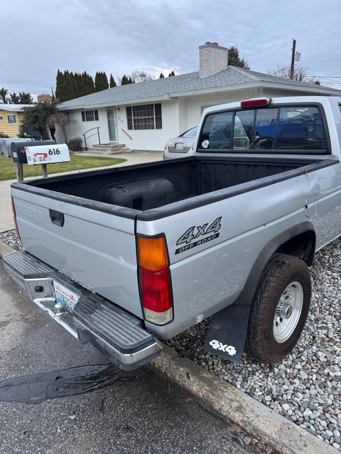 Nissan-d21-hardbody-1996-grey-2