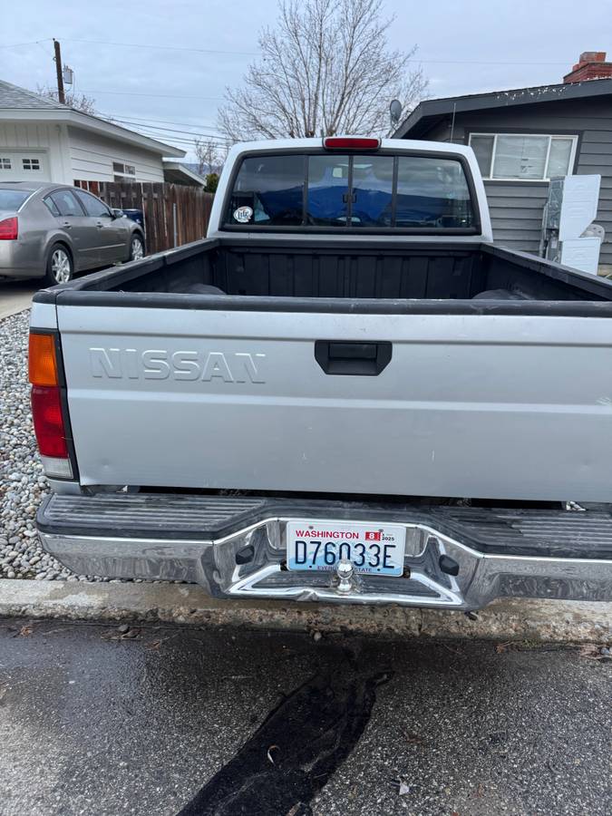 Nissan-d21-hardbody-1996-grey-3