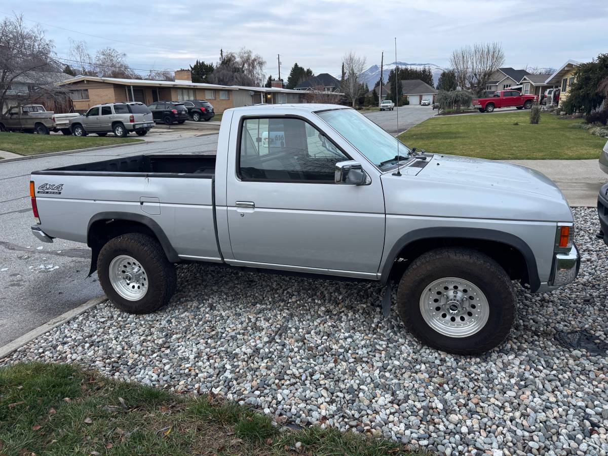 Nissan-d21-hardbody-1996-grey