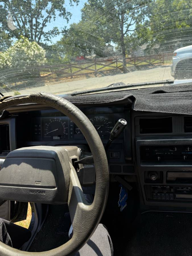 Nissan-frontier-1990-black