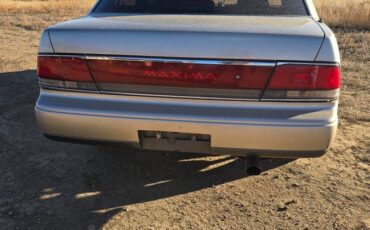 Nissan-maxima-1990-12