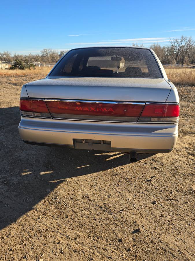 Nissan-maxima-1990-12