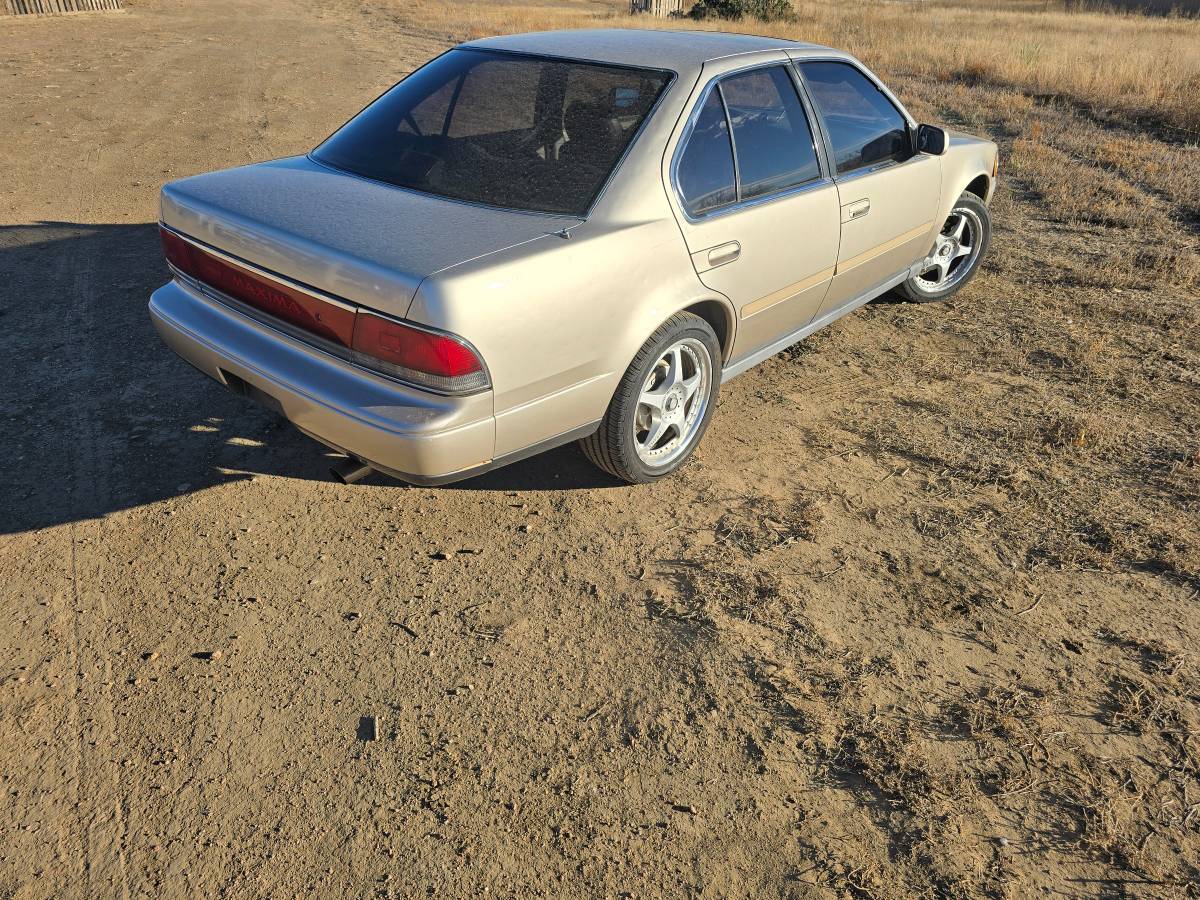 Nissan-maxima-1990-17