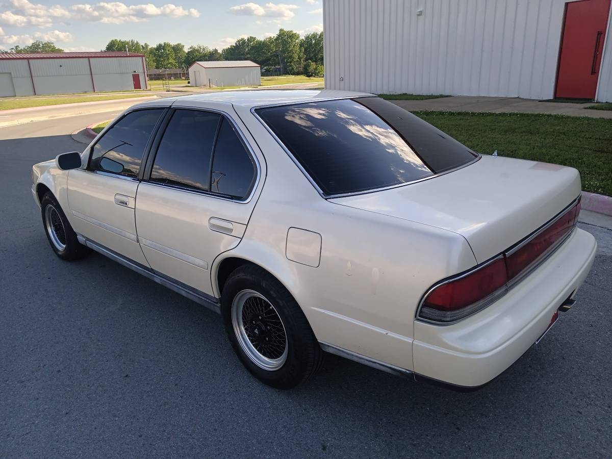 Nissan-maxima-1991-white-12