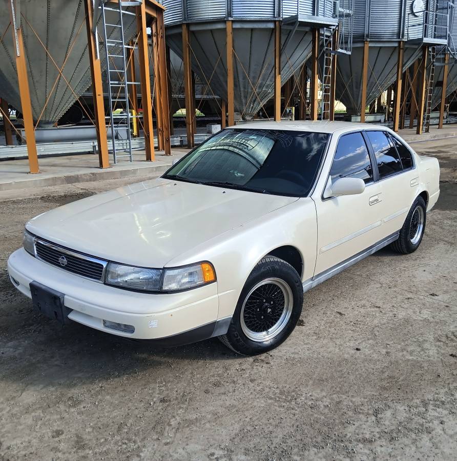 Nissan-maxima-1991-white